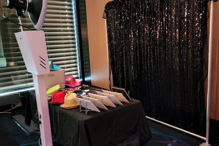 Photo booth for hire blacktown from www.crazybooth.com.au